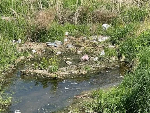河川での散乱ごみ