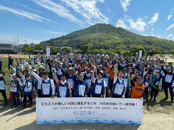 アクセスが難しい川岸に散乱するごみ 約2トン 川の水を抜いて効率的に一掃！