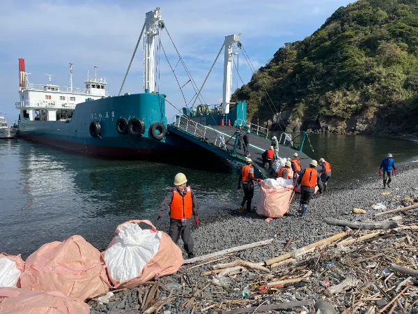 宇和海に点在する立入困難海岸で漂着ごみを効率的に回収 上陸母船による巡回回収事業の技術検証を実施！