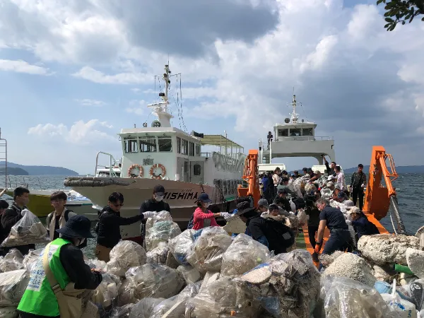 アクセス困難海岸に着岸できるフェリーを活用。岡山、香川の離島海岸清掃を実施しました！