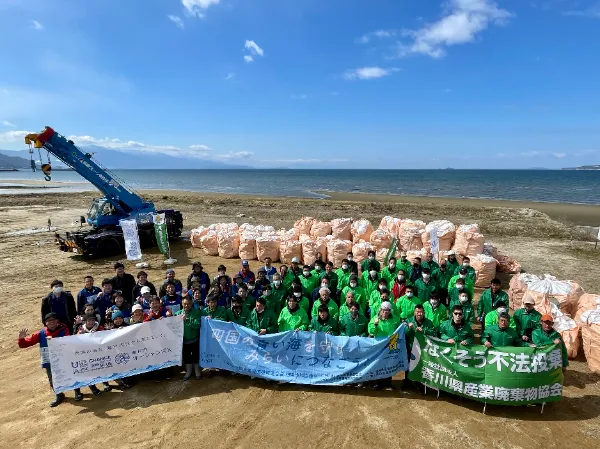 専門的なボランティアによる戦略的清掃活動 海岸構造物の間に散乱する大量のごみ一掃作戦を実施！ 