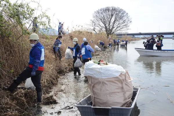 海上災害防止機材など活用 河口部の散乱漂着ごみ10トンを一掃