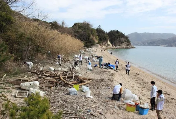 人の立ち入りが難しい離島海岸で戦略的清掃活動 無人島の海岸に散乱する大量の漂着ごみを回収！