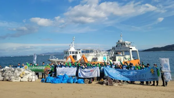 上陸用舟艇を活用し、離島の海岸漂着ごみを一掃 「丸亀市広島アクセス困難海岸の漂着ごみ回収作戦！」 を開催